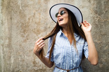 Mutlu kadın yaz aylarında caddenin üzerinde eğleniyor