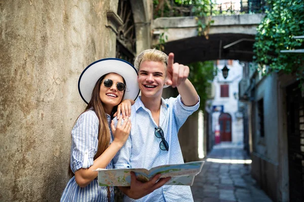 Traveling Couple Tourists Walking Old Town Vacation Summer Holiday Tourism — Stock Photo, Image
