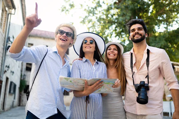 Jovens Turistas Felizes Amigos Passear Cidade — Fotografia de Stock