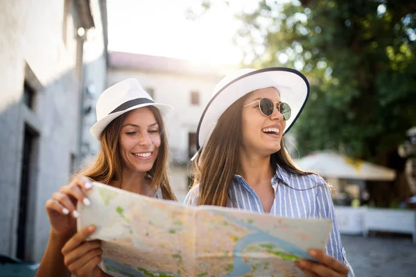 Young Girl Friends Travelling Summer Vacation Exploring Discover Carefree Lifestyle — Stock Photo, Image