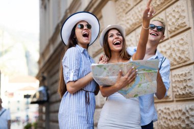 Şehirde gezi genç mutlu turist arkadaşlar