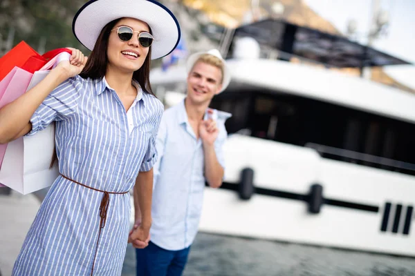 Schönes Junges Paar Trägt Einkaufstüten Und Genießt Zusammen — Stockfoto