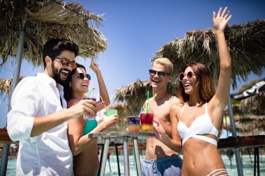 Yaz tatili eğleniyor ve kokteyler içme arkadaş grubu. Gençlik yaşam tarzı, dostluk, seyahat ve tatil kavramı