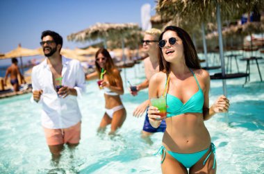 Yaz partisi. Kumsalda bir grup arkadaş kuyruk sallayıp eğleniyorlar.