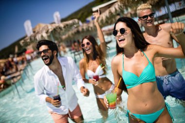 Birlikte yaz partide eğleniyor ve kokteyl içme arkadaş grubu