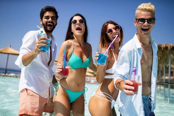 Summer Party Group Friends Beach Drinking Coctails Having Fun — Stock Photo, Image