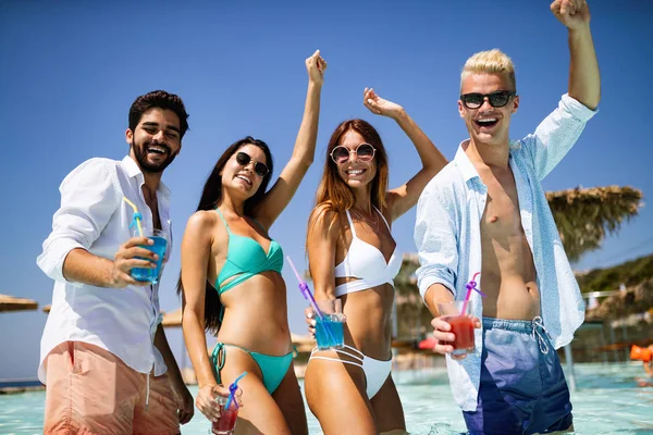 Group Friends Together Having Fun Summer Party Drinking Cocktail — Stock Photo, Image