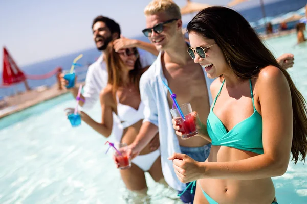 Eine Gruppe Von Freunden Vergnügt Sich Sommerurlaub Und Trinkt Coctails — Stockfoto