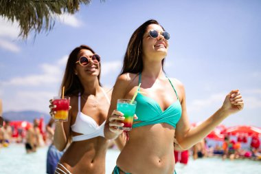 Yaz tatili eğleniyor ve kokteyler içme arkadaş grubu. Gençlik yaşam tarzı, dostluk, seyahat ve tatil kavramı