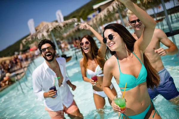 Sommerfest Gruppe Von Freunden Strand Trinken Coctails Und Spaß Haben — Stockfoto