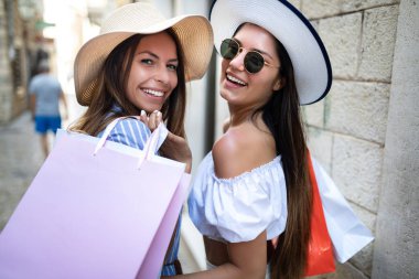 Alışveriş ve seyahat tatil mutlu kadın arkadaşlar