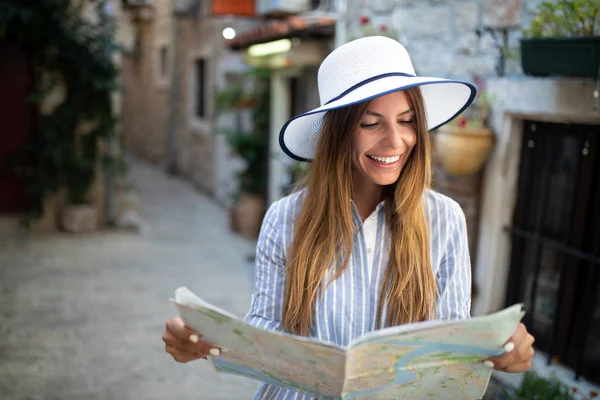 Молода Жінка Посміхається Подорожує Літніх Канікулах — стокове фото