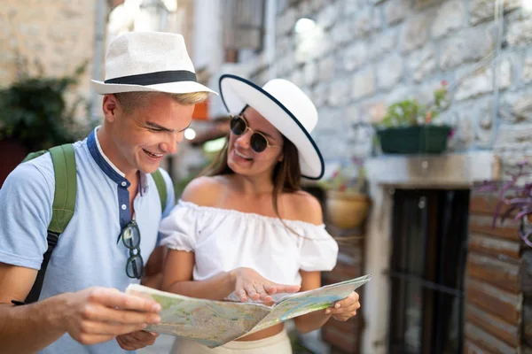 Pareja Feliz Disfrutando Viajes Vacaciones Verano — Foto de Stock