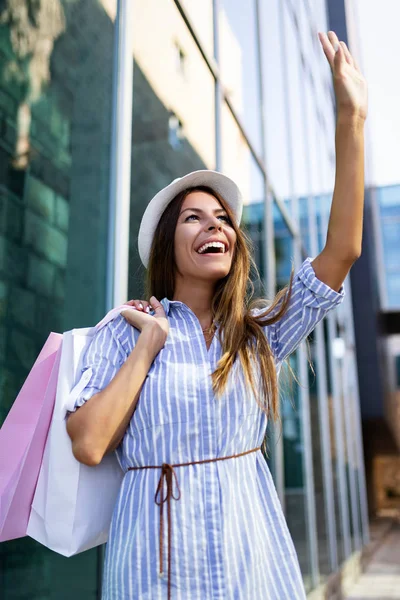 Venda Compras Turismo Conceito Pessoas Felizes Mulher Bonita Com Sacos — Fotografia de Stock