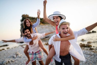 Mutlu çiftler hafta sonunun tadını çıkarıyor ve sahilde eğleniyorlar.