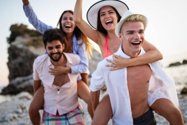 Tatil sırasında sahilde eğlenen arkadaş grubu