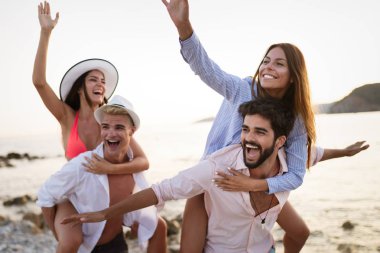 Tatil sırasında sahilde eğlenen arkadaş grubu