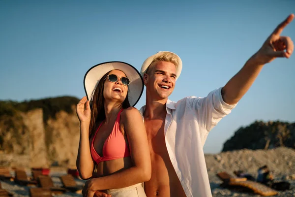 Casal Praia Pôr Sol Férias Verão Jovens Bonitos Apaixonados Caminhando — Fotografia de Stock