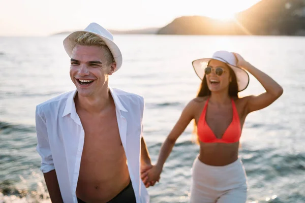 Joven Pareja Feliz Amor Caminando Orilla Del Mar Vacaciones — Foto de Stock