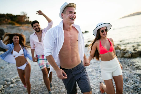 Grupo Amigos Divertindo Praia Durante Férias — Fotografia de Stock