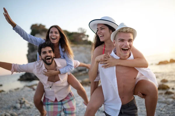 Glada Par Vänner Njuter Helgen Och Kul Stranden — Stockfoto