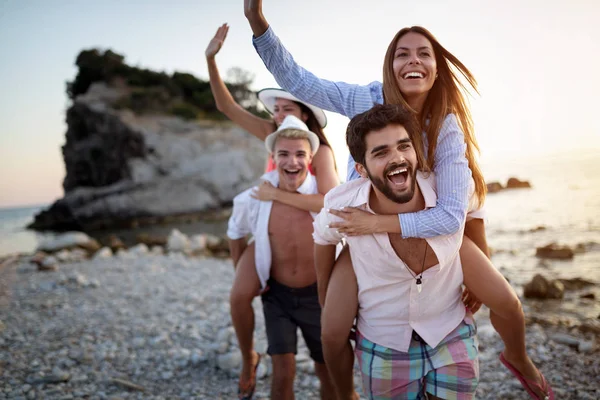 Ομάδα Χαρούμενων Φίλων Που Διασκεδάζουν Στην Παραλία Κάτω Από Ηλιοβασίλεμα — Φωτογραφία Αρχείου