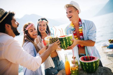 Yaz partisi. Bir grup arkadaş sahilde içiyor ve eğleniyorlar.