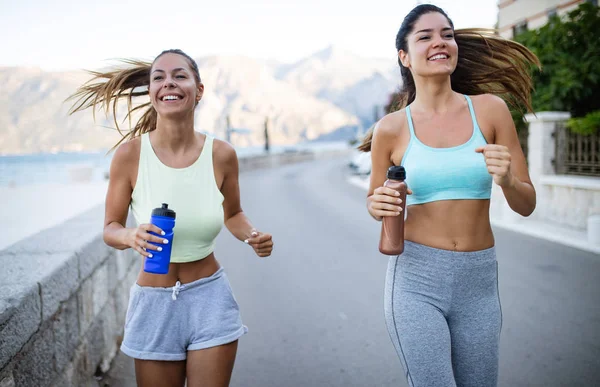 Gruppen Unga Friska Passar Människor Jogging Och Kör Utomhus Naturen — Stockfoto