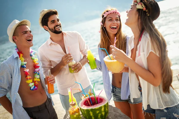 Grupo Amigos Disfrutan Playa Durante Las Vacaciones Verano — Foto de Stock