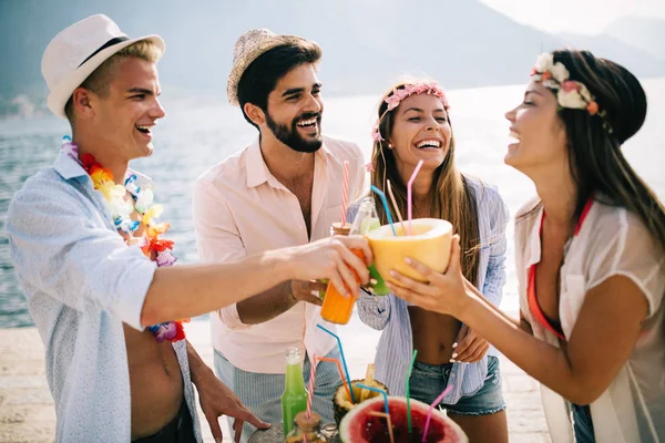 Bir grup arkadaş sahilde dans edip eğleniyorlar. Plajda yaz tatili partisi