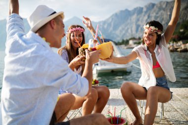 Bir grup arkadaş yaz tatilinde sahilde eğleniyor.