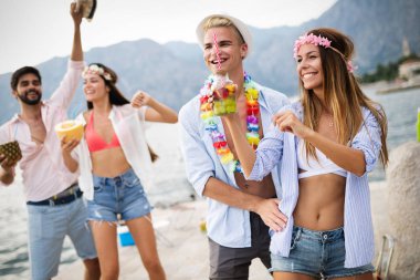 Yaz partisi. Bir grup arkadaş sahilde içiyor ve eğleniyorlar.