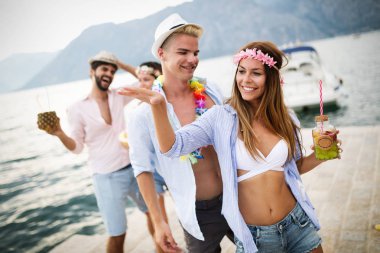 Tasasız genç arkadaşlar birlikte yaz tatilinin tadını çıkarıyorlar.