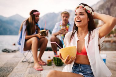 Tasasız genç arkadaşlar birlikte yaz tatilinin tadını çıkarıyorlar.