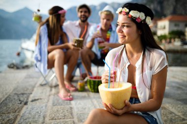 Bir grup mutlu arkadaş sahilde eğleniyor ve eğleniyorlar.