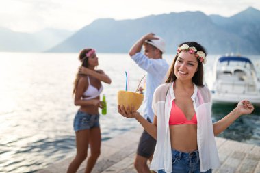 Tasasız genç arkadaşlar birlikte yaz tatilinin tadını çıkarıyorlar.