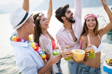 Bir grup arkadaş yaz tatilinde sahilde eğleniyor.