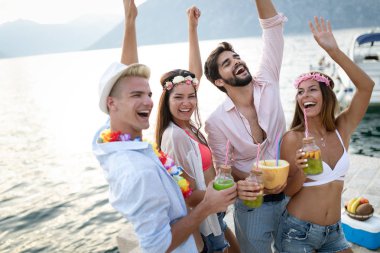 Yaz partisi. Bir grup arkadaş sahilde içiyor ve eğleniyorlar.
