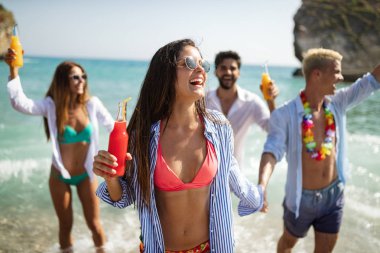 Arkadaşlık özgürlüğü plaj eğlencesi yaz tatili konsepti