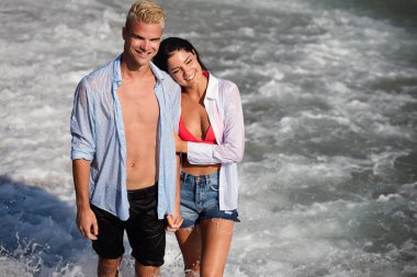 Mutlu romantik çift güneşli bir günde sahilde eğleniyor.