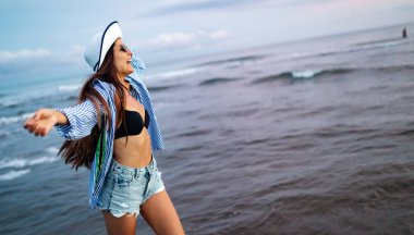 Yaz tatilinde sahilde güzel kadın