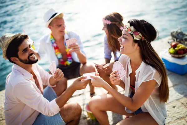 Vänner Som Har Trevligt Tillsammans Stranden — Stockfoto