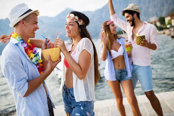 Grupo Amigos Divirtiéndose Bailando Playa Fiesta Verano Playa — Foto de Stock