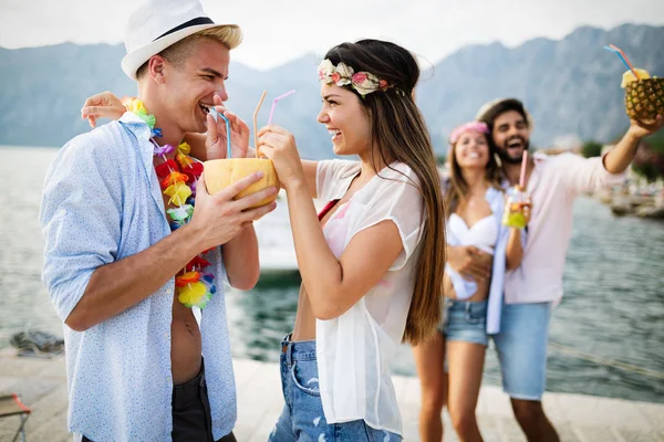 Letnie Przyjęcie Grupa Przyjaciół Pijących Plaży Bawiących Się — Zdjęcie stockowe
