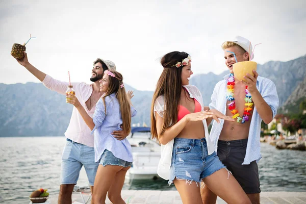 一群快乐的朋友在海滩上聚会和玩乐 — 图库照片