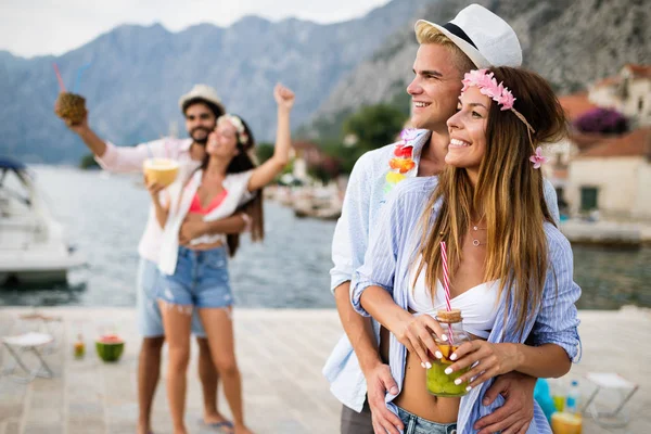 Szczęśliwa Grupa Przyjaciół Bawiąca Się Plaży Pijąc Koktajl Zachodzie Słońca — Zdjęcie stockowe