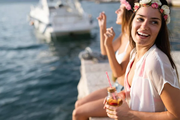 Mutlu Arkadaşlar Grubu Plaj Partisinde Gün Batımında Kokteyl Içerek Eğleniyor — Stok fotoğraf