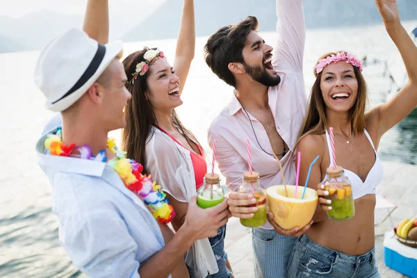 Grupo Amigos Disfrutan Playa Durante Las Vacaciones Verano —  Fotos de Stock