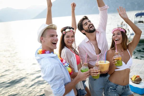 Fiesta Verano Grupo Amigos Playa Bebiendo Divirtiéndose —  Fotos de Stock