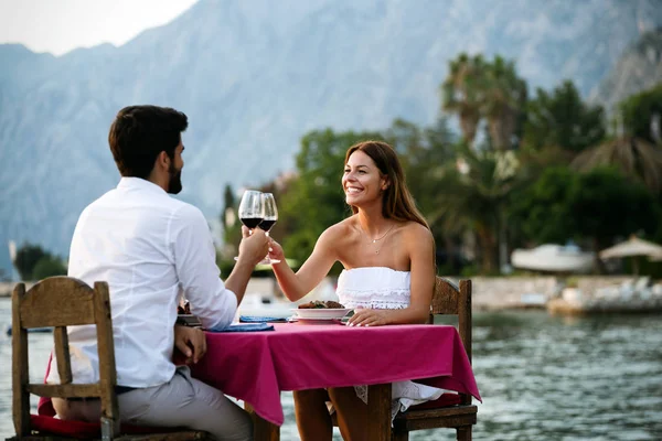 Giovane Coppia Che Condivide Romantica Cena Tramonto Sul Resort Tropicale — Foto Stock